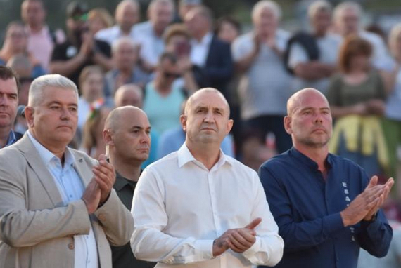 Разрухата на пилона на Румен Радев започна, спешно трябва ремонт СНИМКИ
