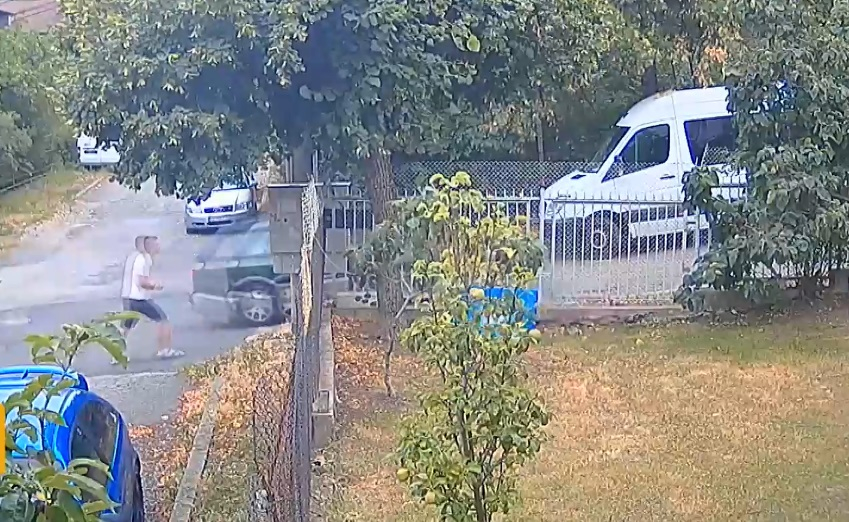 Скандално: Шофьор с дете в колата прави зулуми с паркирани коли ВИДЕО 