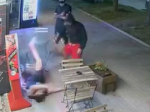 Вижте как непълнолетни келеши пребиват като куче жена пред магазин в Перник ВИДЕО 18+