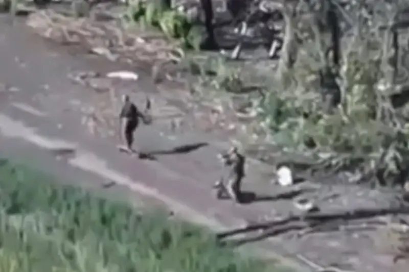 Руските военни яко яхнаха тротинетките в Украйна ВИДЕО