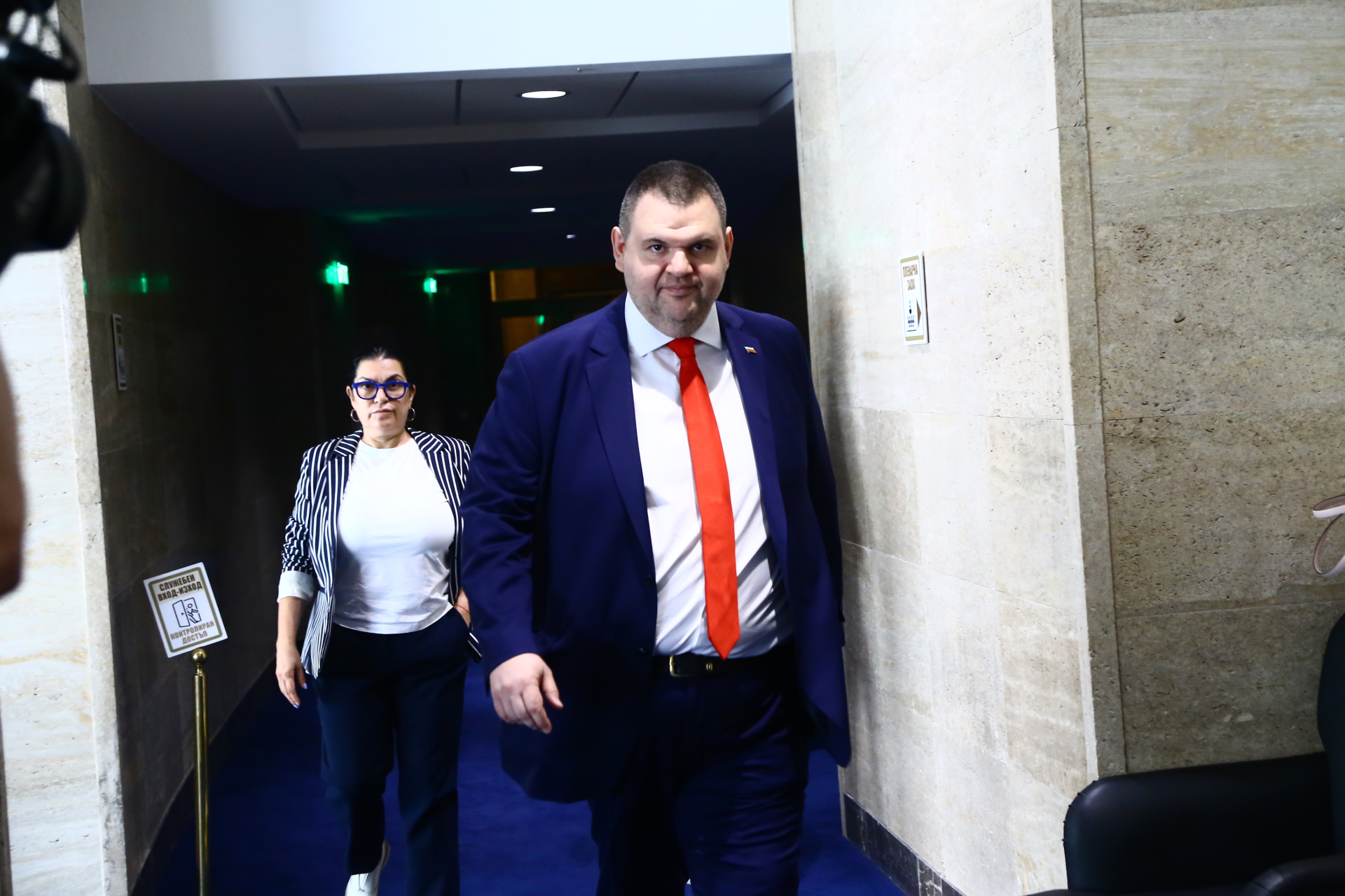 Ексклузивно! Пеевски разкри за нови тайни срещи на ПП-ДБ в офиса на Христо Иванов! Готви се коалицията на Москва!