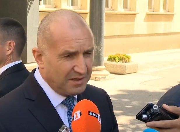 Радев отговори на Пеевски, захапа "реформаторския напън на сглобката"