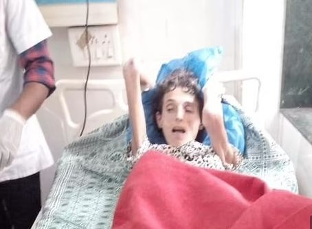 Жена беше вързана с верига за дърво в джунглата и оставена да умре от бившия си мъж ВИДЕО 18+