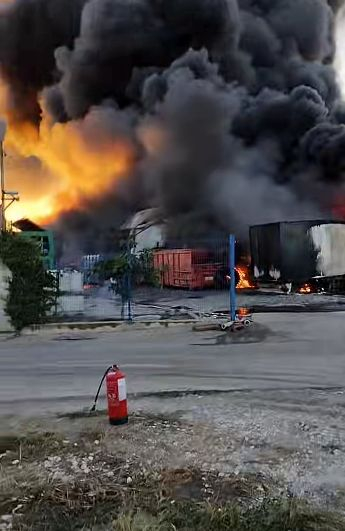 Гори голям завод край Пловдив, чуват се взривове! Зрелищни СНИМКИ