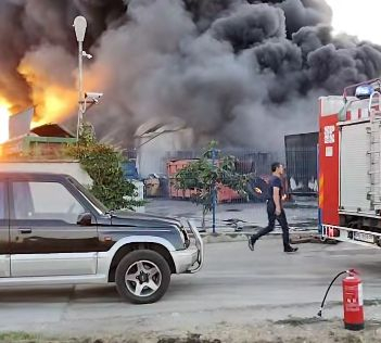 Гори голям завод край Пловдив, чуват се взривове! Зрелищни СНИМКИ