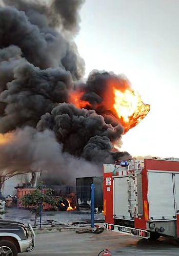 Гори голям завод край Пловдив, чуват се взривове! Зрелищни СНИМКИ