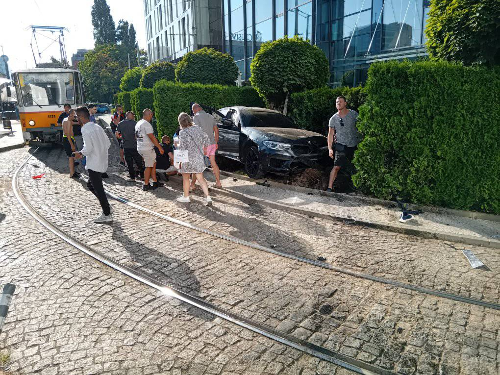 Първо в БЛИЦ! Извънредна ситуация до метростанция "Опълченска", пострадали са деца СНИМКИ