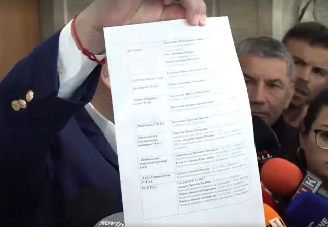 Делян Пеевски предостави на медиите списък на “касиерите” на мистър Кеш Радев и Копринков в енергетиката ВИДЕО