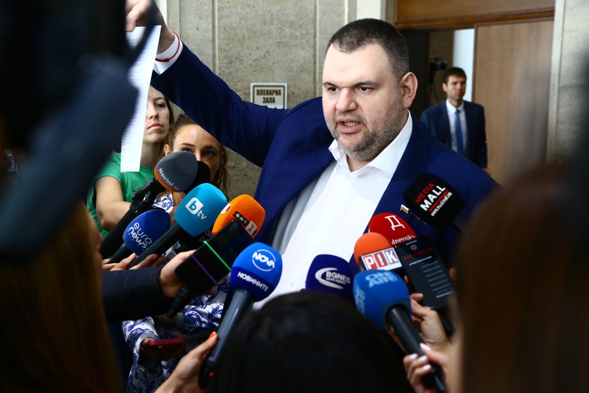 Делян Пеевски предостави на медиите списък на “касиерите” на мистър Кеш Радев и Копринков в енергетиката ВИДЕО