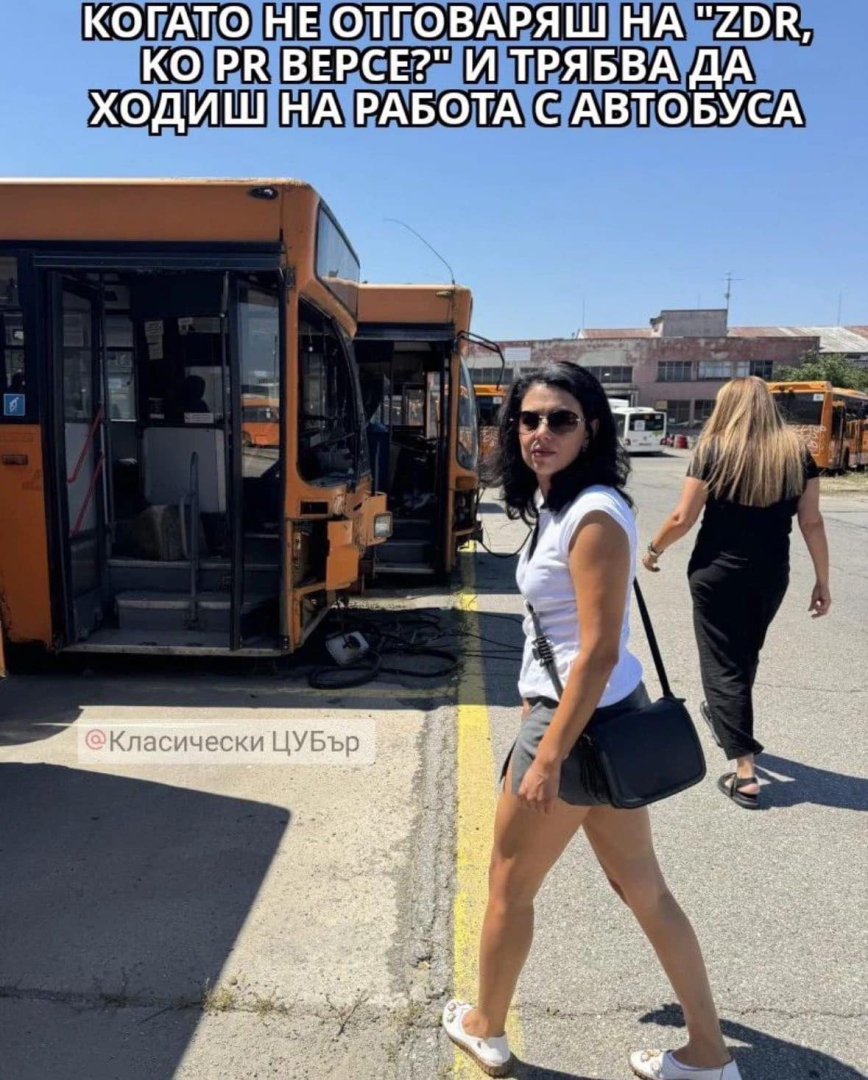 Направо от гаража: Мрежата гори заради Ваня Григорова с минижупа СНИМКА