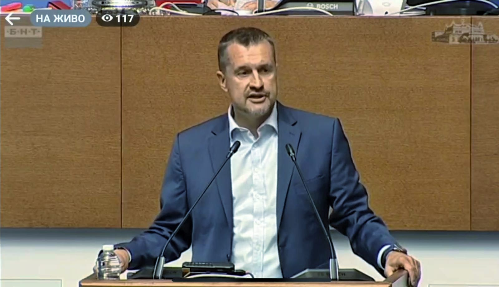 Калоян Методиев към Главчев: Какво става с въвеждането на системата за европейски визи? Европейската преса пише, че свалят хора от самолетите