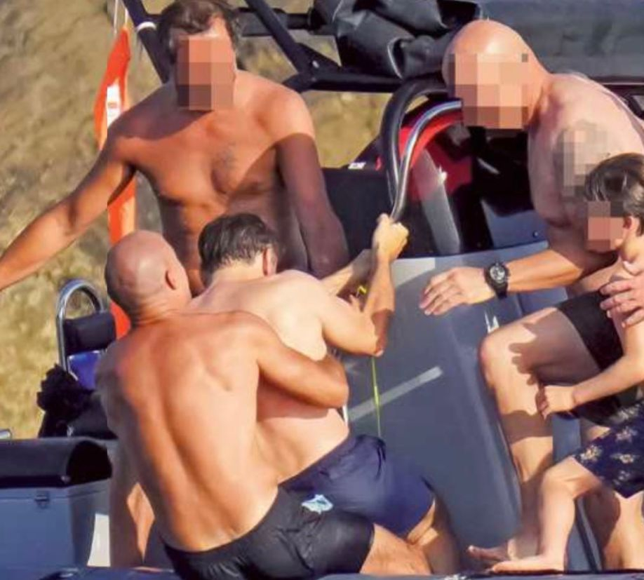 Какви ги върши? Провокативни СНИМКИ 18+ на Макрон с мъже го издадоха, че е...