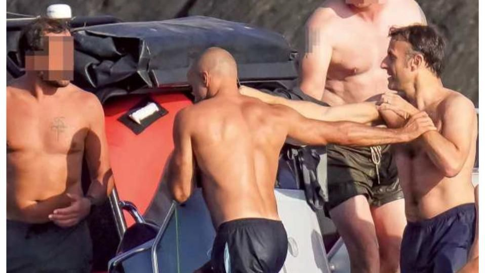 Какви ги върши? Провокативни СНИМКИ 18+ на Макрон с мъже го издадоха, че е...
