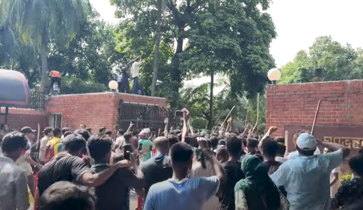 Страшни кръвопролития в Бангладеш, премиерът избяга с хеликоптер след щурм на двореца ВИДЕО