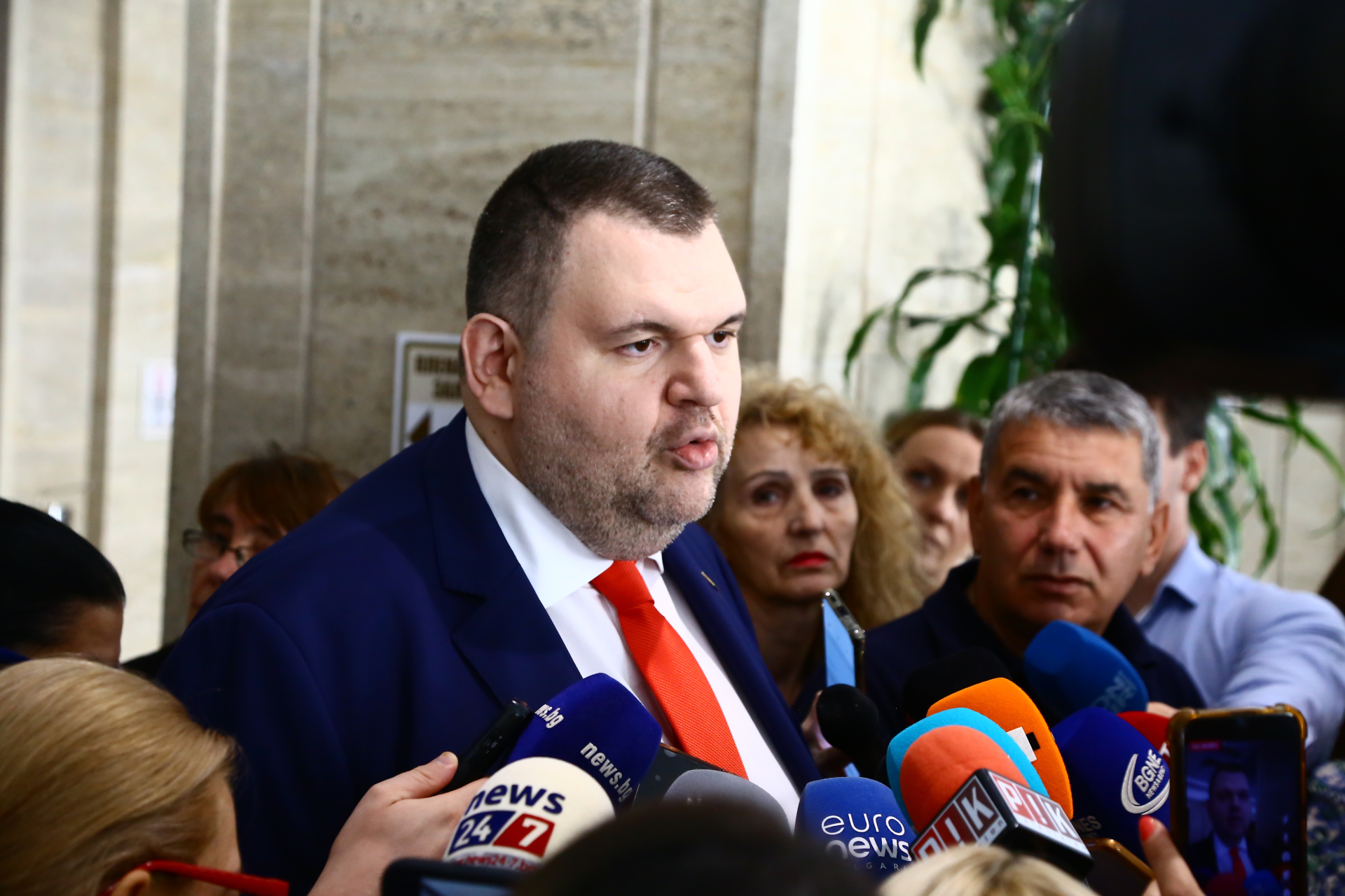 Ексклузивно! Пеевски разкри за нови тайни срещи на ПП-ДБ в офиса на Христо Иванов! Готви се коалицията на Москва!