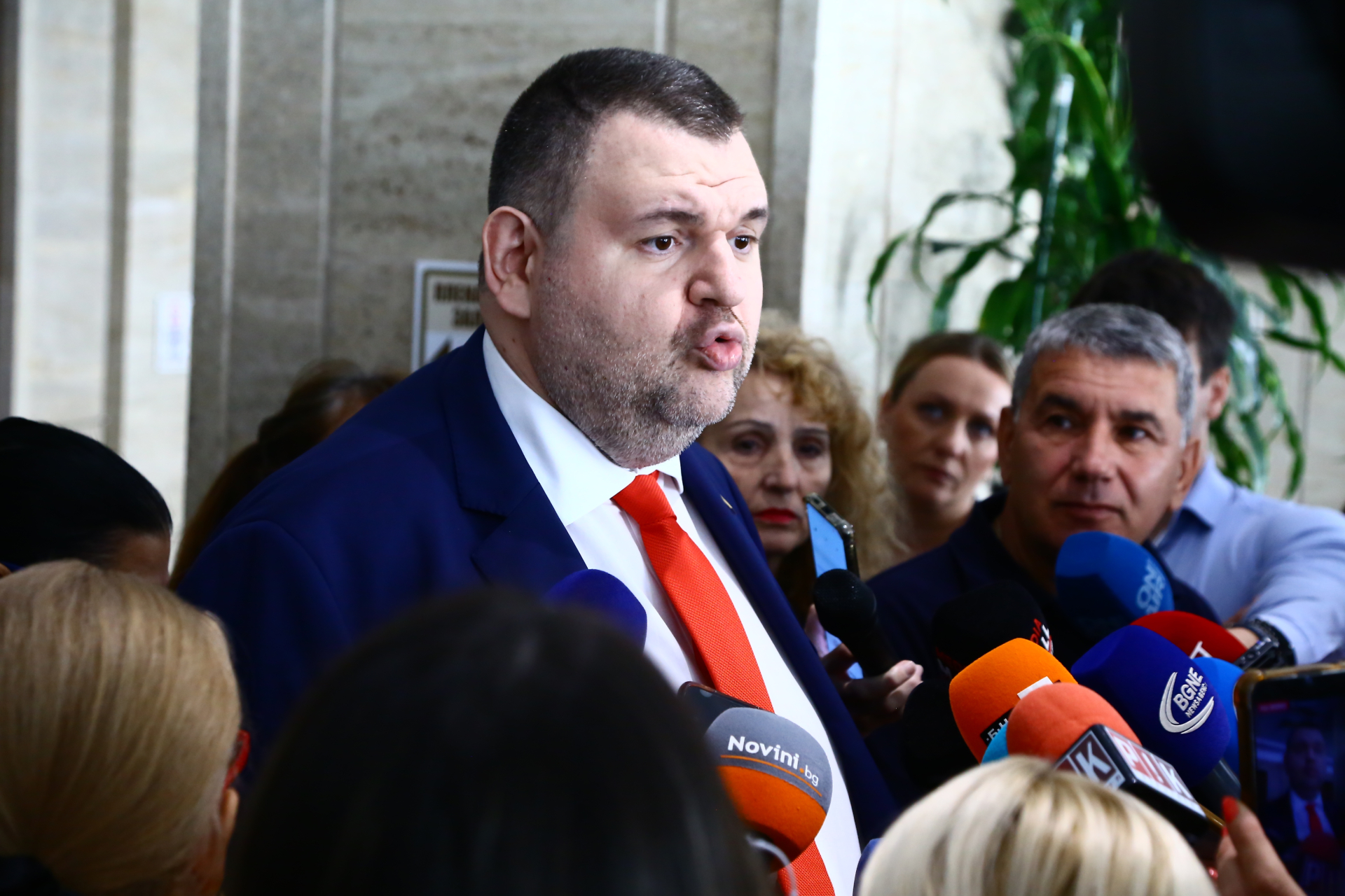 Ексклузивно! Пеевски разкри за нови тайни срещи на ПП-ДБ в офиса на Христо Иванов! Готви се коалицията на Москва!