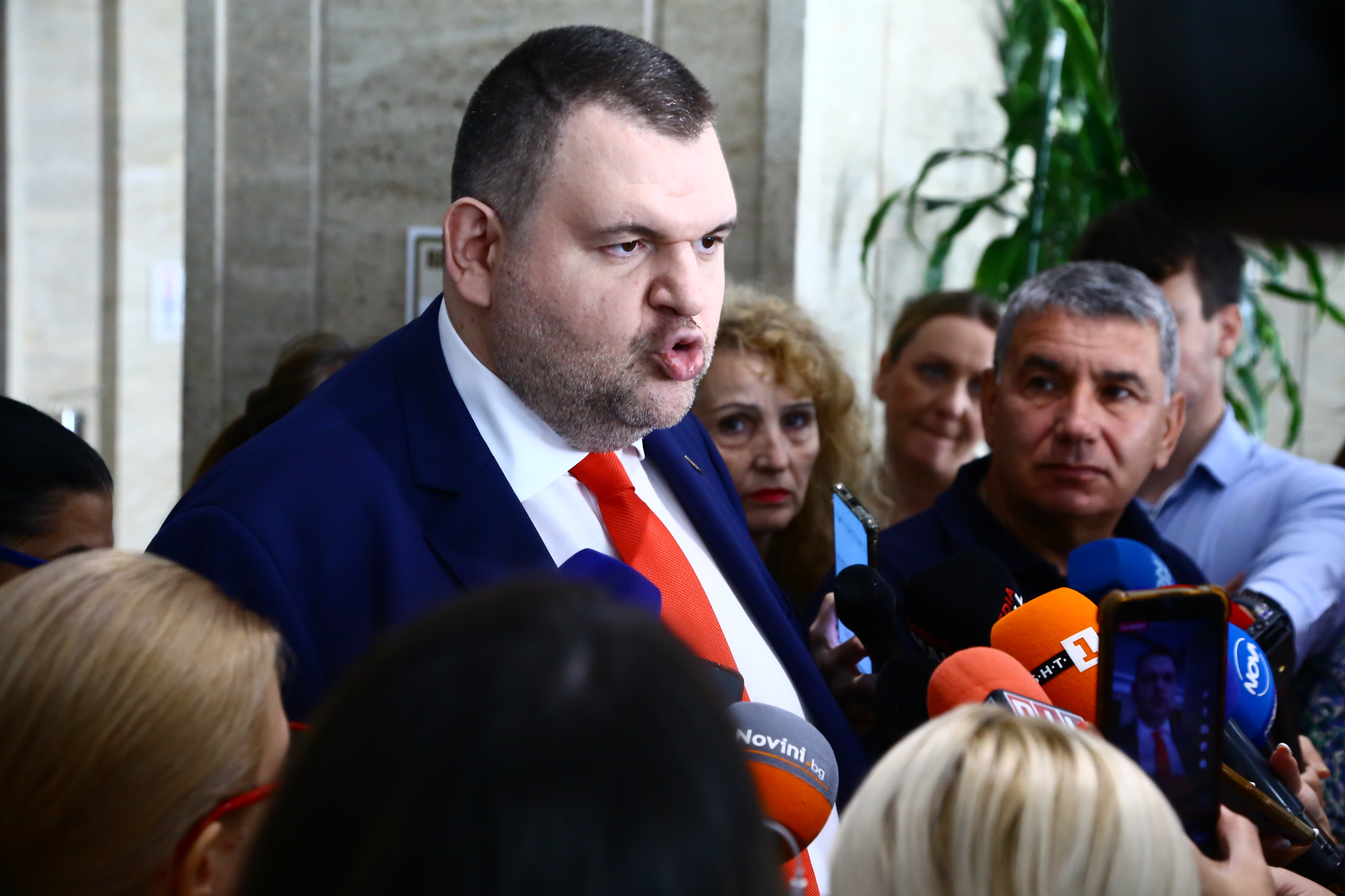 Ексклузивно! Пеевски разкри за нови тайни срещи на ПП-ДБ в офиса на Христо Иванов! Готви се коалицията на Москва!