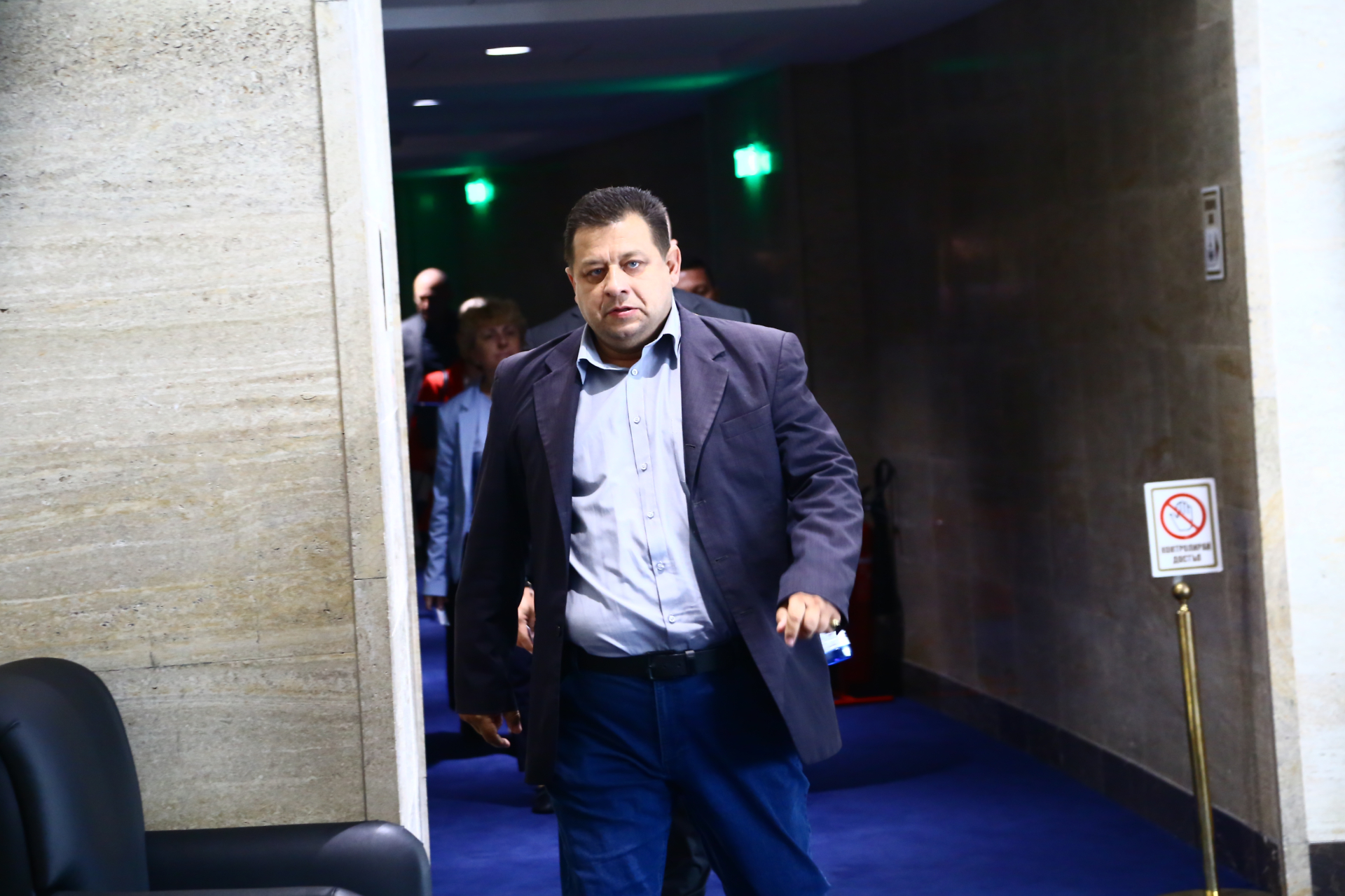 Смях до скъсване: Спипаха Николай Марков да нагъва сладко кюфтета с хляб и лютеница СНИМКА