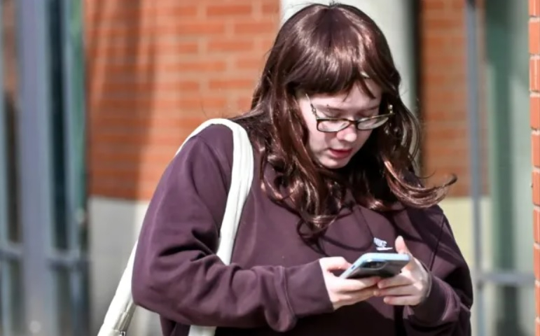 Дадоха на съд полицайка, която е правила секс с 15-г. ученичка СНИМКИ