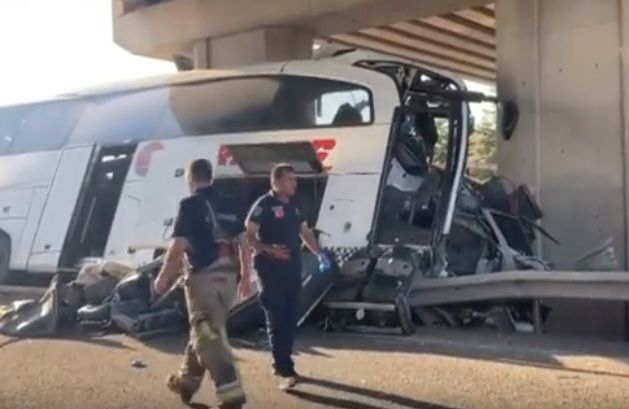 Автобус се натресе в колона под мост, 11 загинаха ВИДЕО