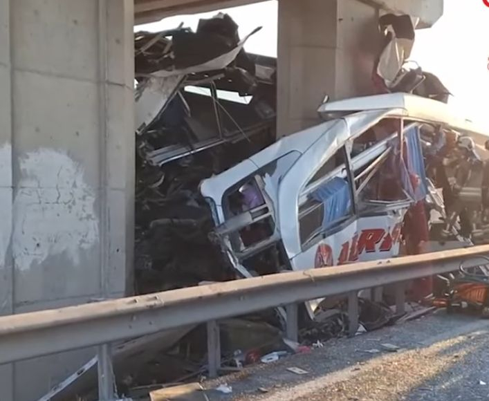 Автобус се натресе в колона под мост, 11 загинаха ВИДЕО