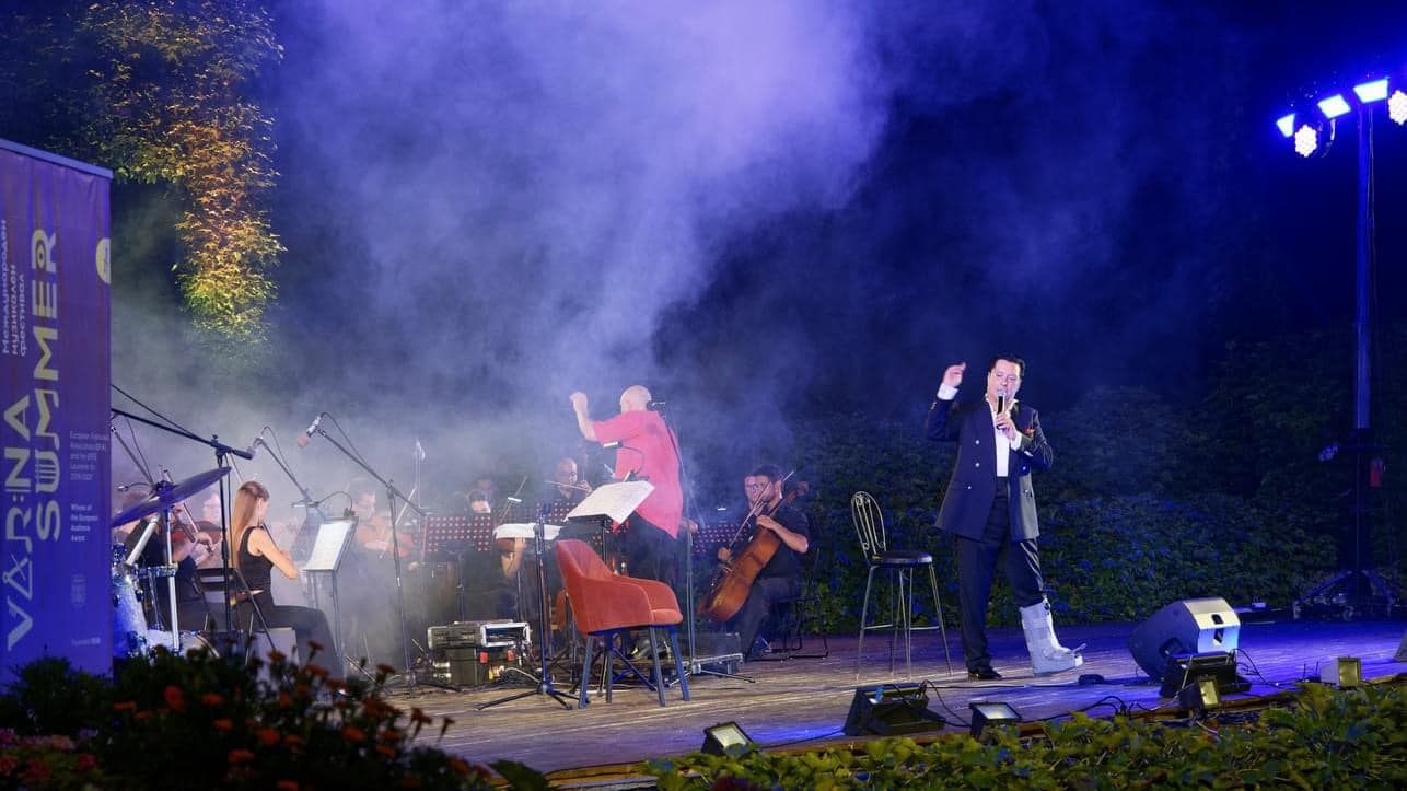 С няколко биса и с травма на крака Васил Петров започна турнето си The Best of от Варна