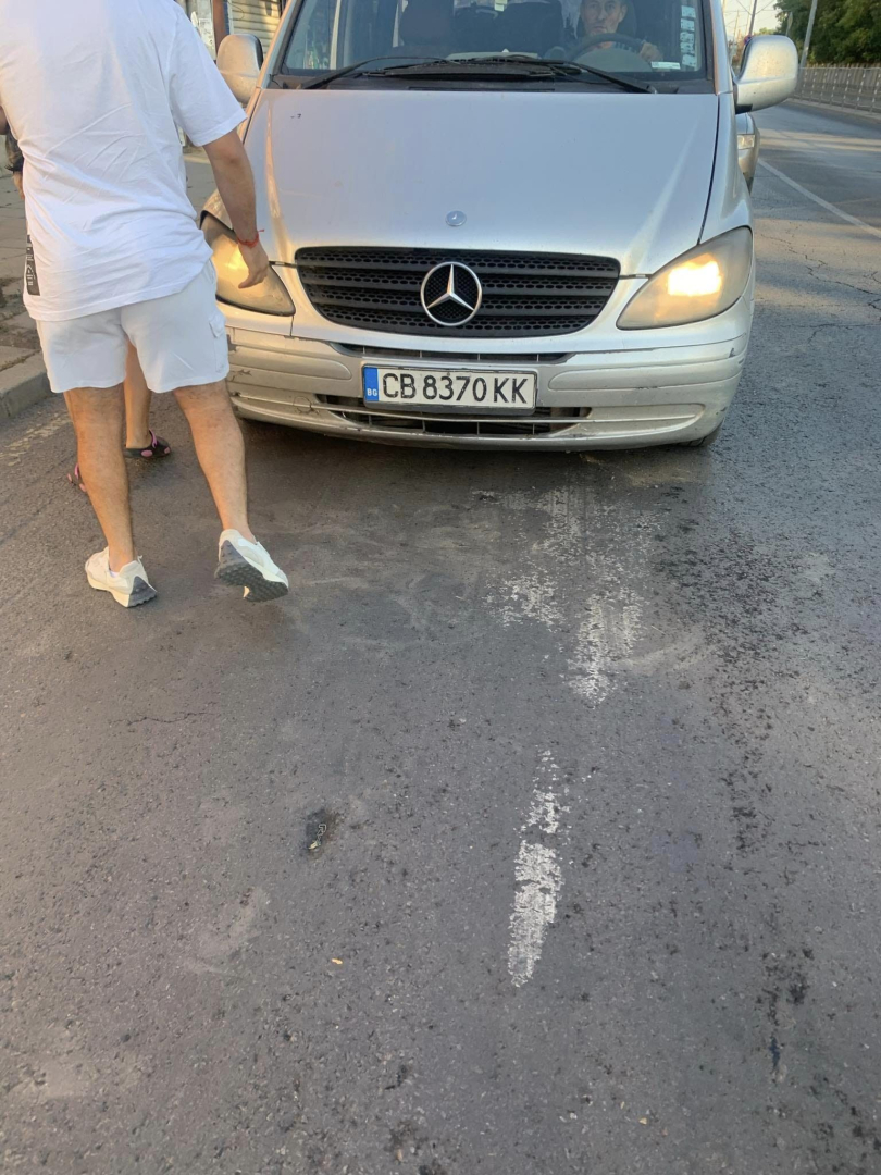 Шофьор блъсна умишлено кола с бебе и избяга, а преди това... СНИМКА