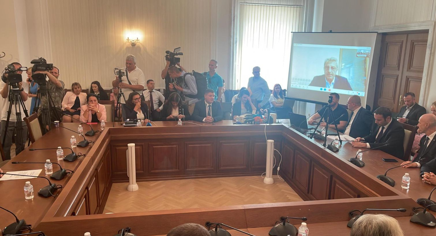 Частната прокуратура на Възраждане и ПП-ДБ си гука с Цветан Василев, в екстаз са от глупотевините му ВИДЕО