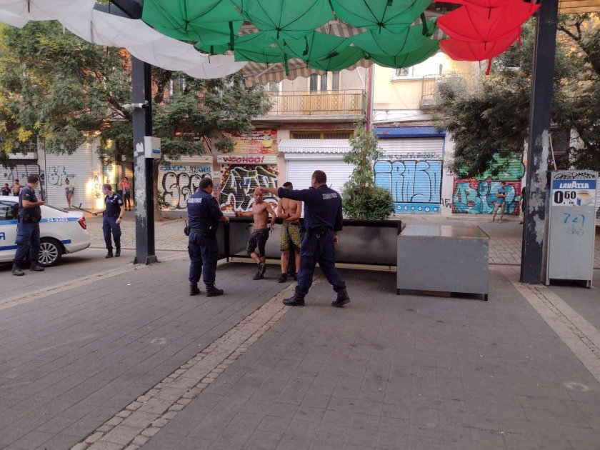 Бой и стрелба на Женския пазар в София, почерня от полиция СНИМКИ