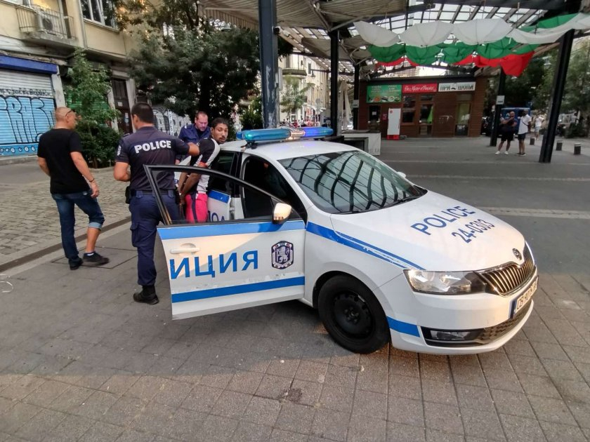 Бой и стрелба на Женския пазар в София, почерня от полиция СНИМКИ