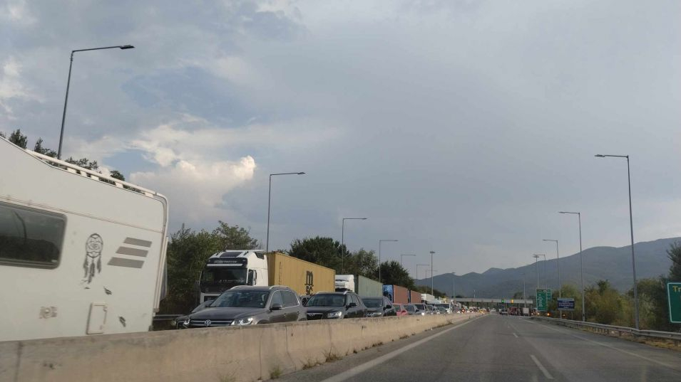 Ад на границата ни с тези 2 държави, стотици са в капан СНИМКИ 
