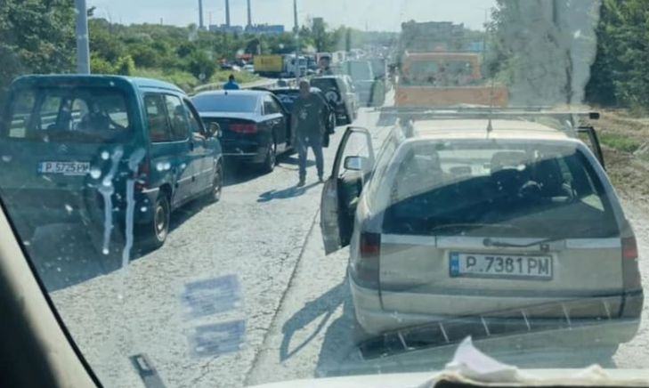 Ад на границата ни с тези 2 държави, стотици са в капан СНИМКИ 