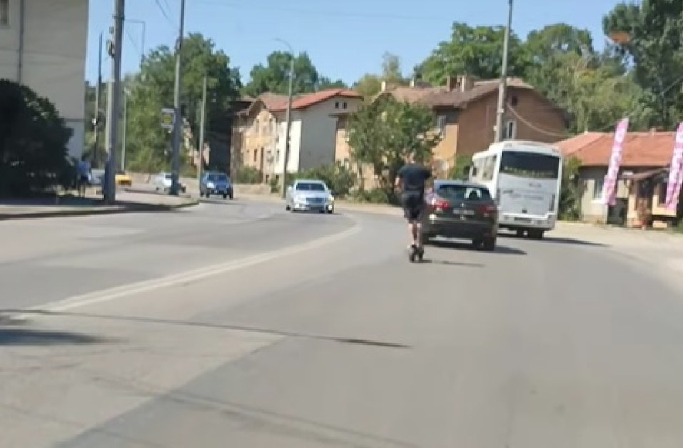 Млад тротинеткаджия взриви мрежата с ипзълнение на пътя ВИДЕО