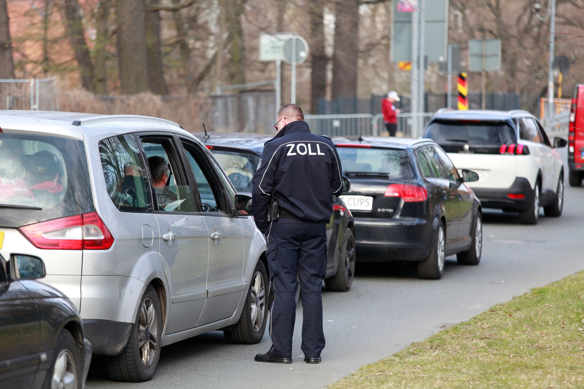 Германски митничари в потрес от миризлива контрабанда в български автобус