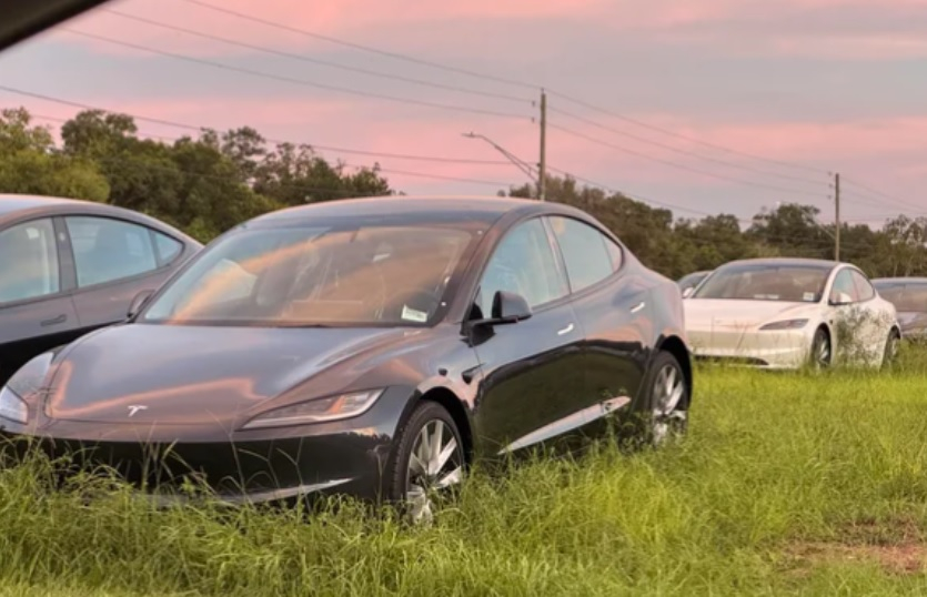 Захвърлиха в полето стотици чисто нови електромобили Tesla СНИМКИ