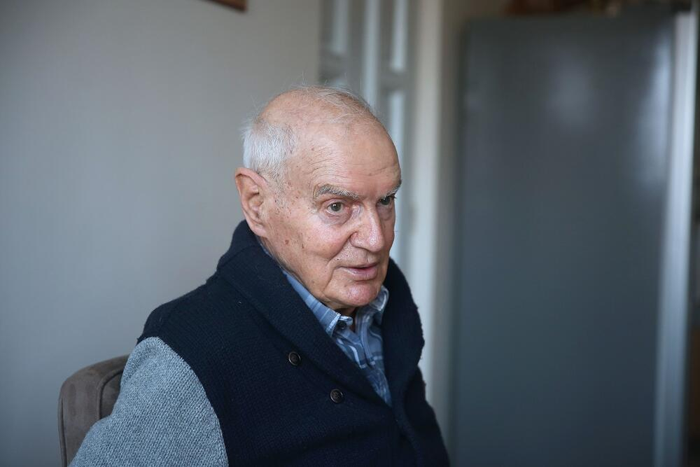 Почина сценаристът на „Горещ вятър“, погребаха го с култовата песен от сериала ВИДЕО