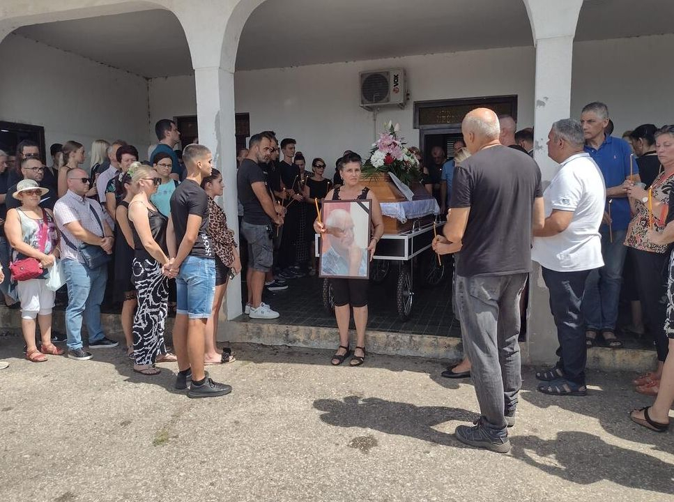 Почина сценаристът на „Горещ вятър“, погребаха го с култовата песен от сериала ВИДЕО