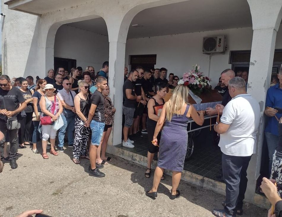 Почина сценаристът на „Горещ вятър“, погребаха го с култовата песен от сериала ВИДЕО