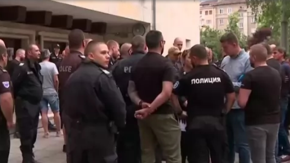 Гъмжи от полицаи пред президентството и МВР, случва се нещо безпрецедентно СНИМКИ