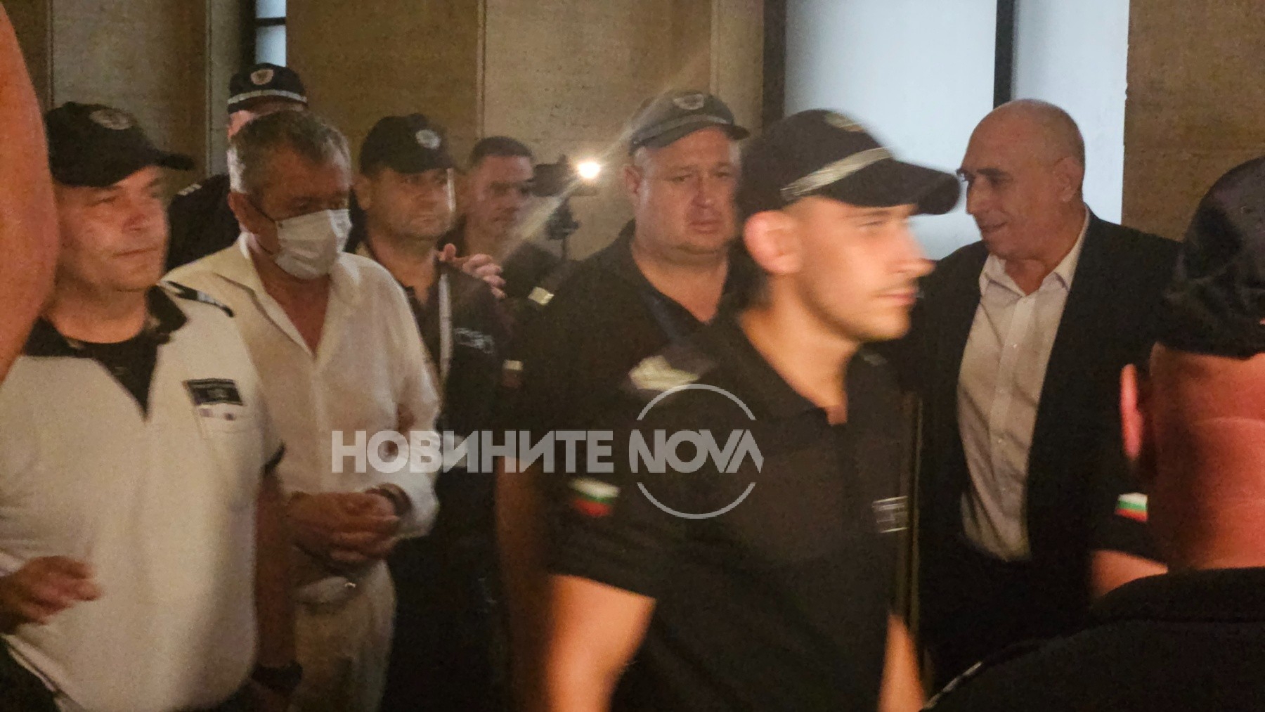 Вълка влезе окован в съда СНИМКИ 