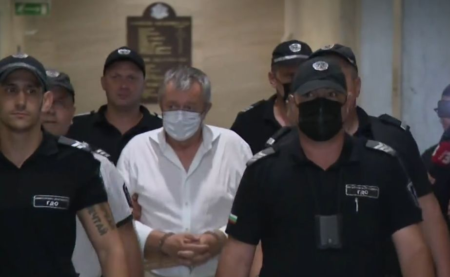 Вълка влезе окован в съда СНИМКИ 