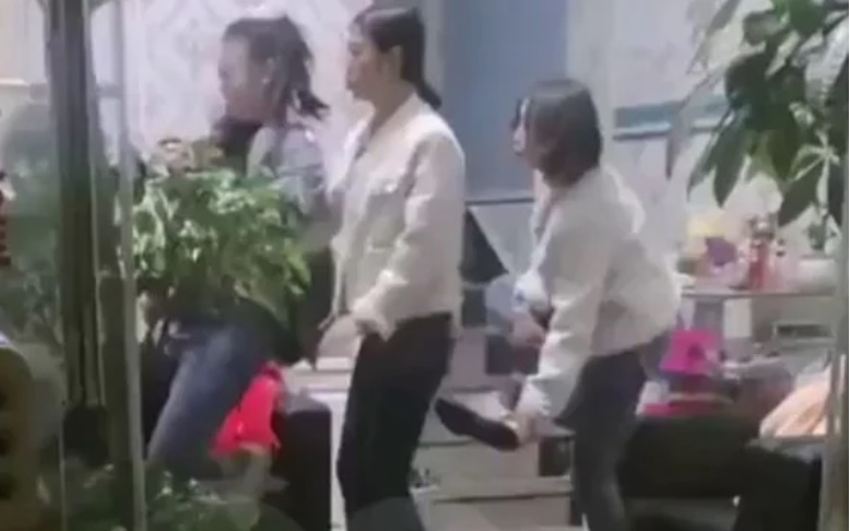 Мъж отказа да плати за спа процедури и съжали жестоко ВИДЕО 18+