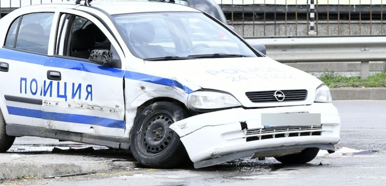 Скандална издънка! Роден пиян полицай катастрофира с патрулка