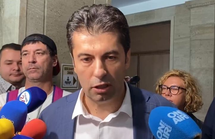 Кирил Петков си призна, че се е возил на "сандвич" с Калин Стоянов, прехвърли го на ГЕРБ