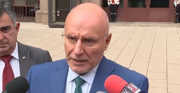 Кандидат-премиер излезе от президентството и обяви, че... СНИМКИ