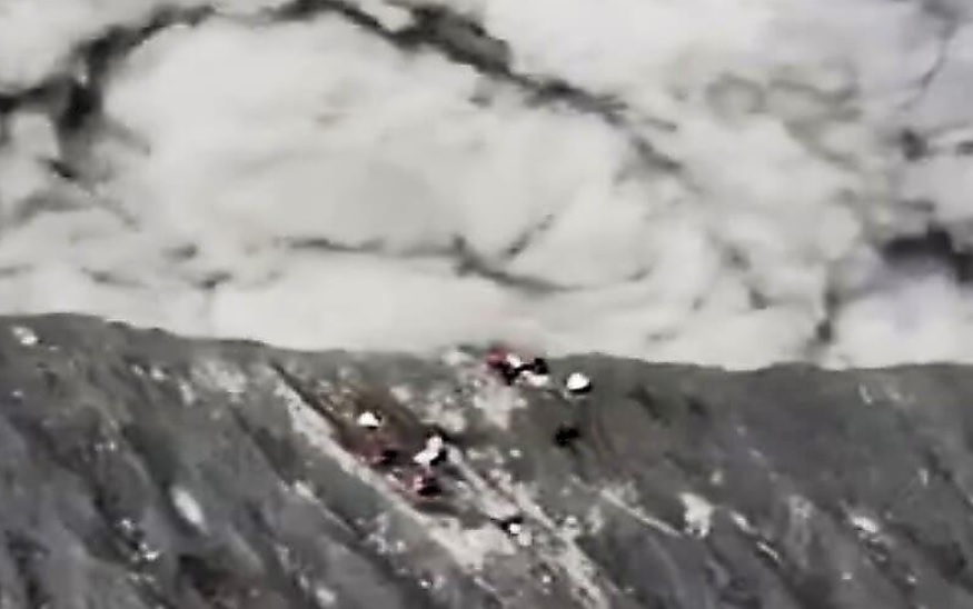 Вулканично изригване изненада алпинисти, покоряващи планина ВИДЕО