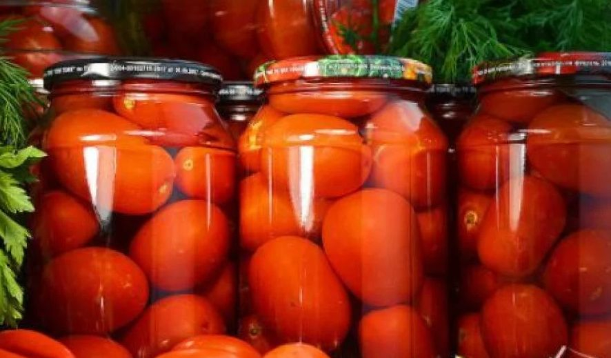 Урок по кулинария: Съвременните баби вече така приготвят бурканите с домати!