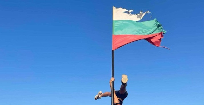Потрес: Момиче танцува на пилон с българския флаг! СНИМКА