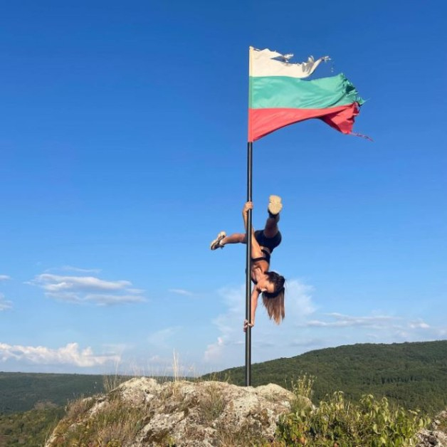 Потрес: Момиче танцува на пилон с българския флаг! СНИМКА
