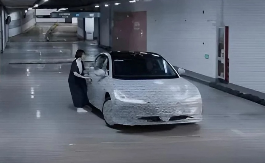 Този автомобил ще ви изуми с уникалните си умения при паркиране ВИДЕО